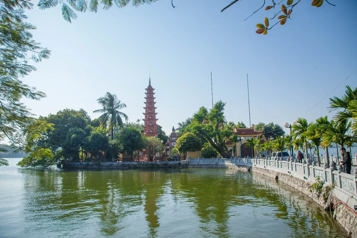 Foulez le sol serein de la pagode Tran Quoc, le plus ancien temple bouddhiste du Vietnam