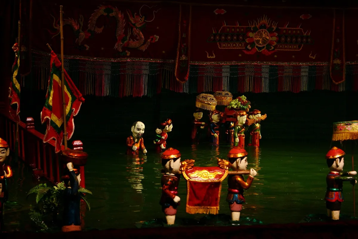 Profitez d'un spectacle traditionnel de marionnettes sur l'eau et découvrez le mode de vie local dans les campagnes