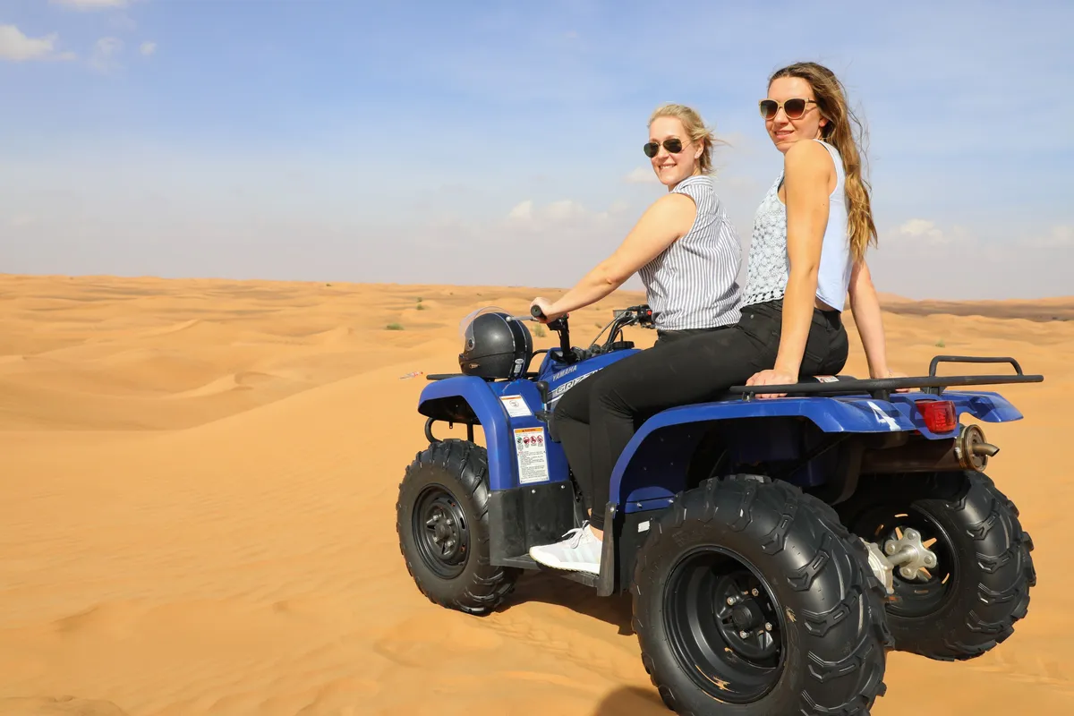¡Atraviesa el desierto en un Land Cruiser 4x4 y haz 'dune bashing'!