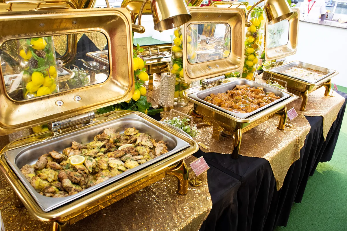 Probieren Sie eine riesige Auswahl an internationalen Gerichten am Buffet