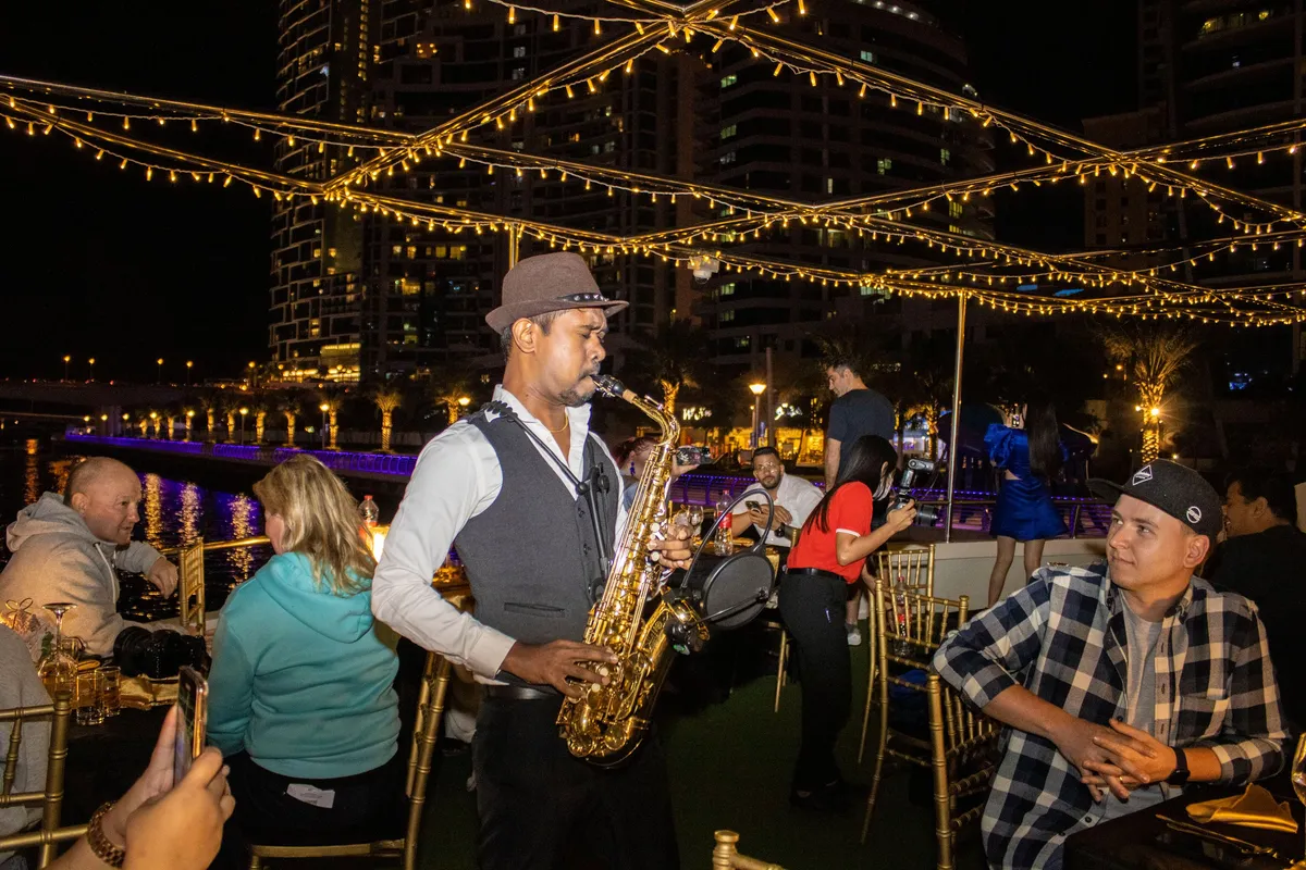 Wählen Sie zwischen der Sonnenuntergangs-Kreuzfahrt oder der Abend-Kreuzfahrt, um die schöne Landschaft zu verschiedenen Zeiten zu sehen