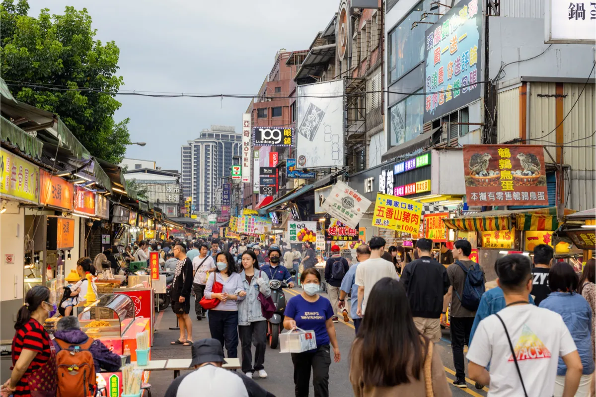 Luodong Night Market is a gathering place for gourmet food, with a rich and diverse selection of snacks, from scallion pancakes to mutton soup, making it a must-visit spot for experiencing local Yilan nightlife and flavors.