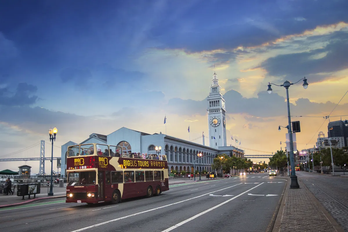 Descubre monumentos icónicos en los tours Big Bus San Francisco Hop-On Hop-Off con vista panorámica