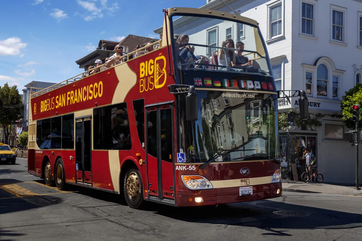 Disfruta de vistas panorámicas de San Francisco desde la cubierta superior abierta en los tours de Big Bus