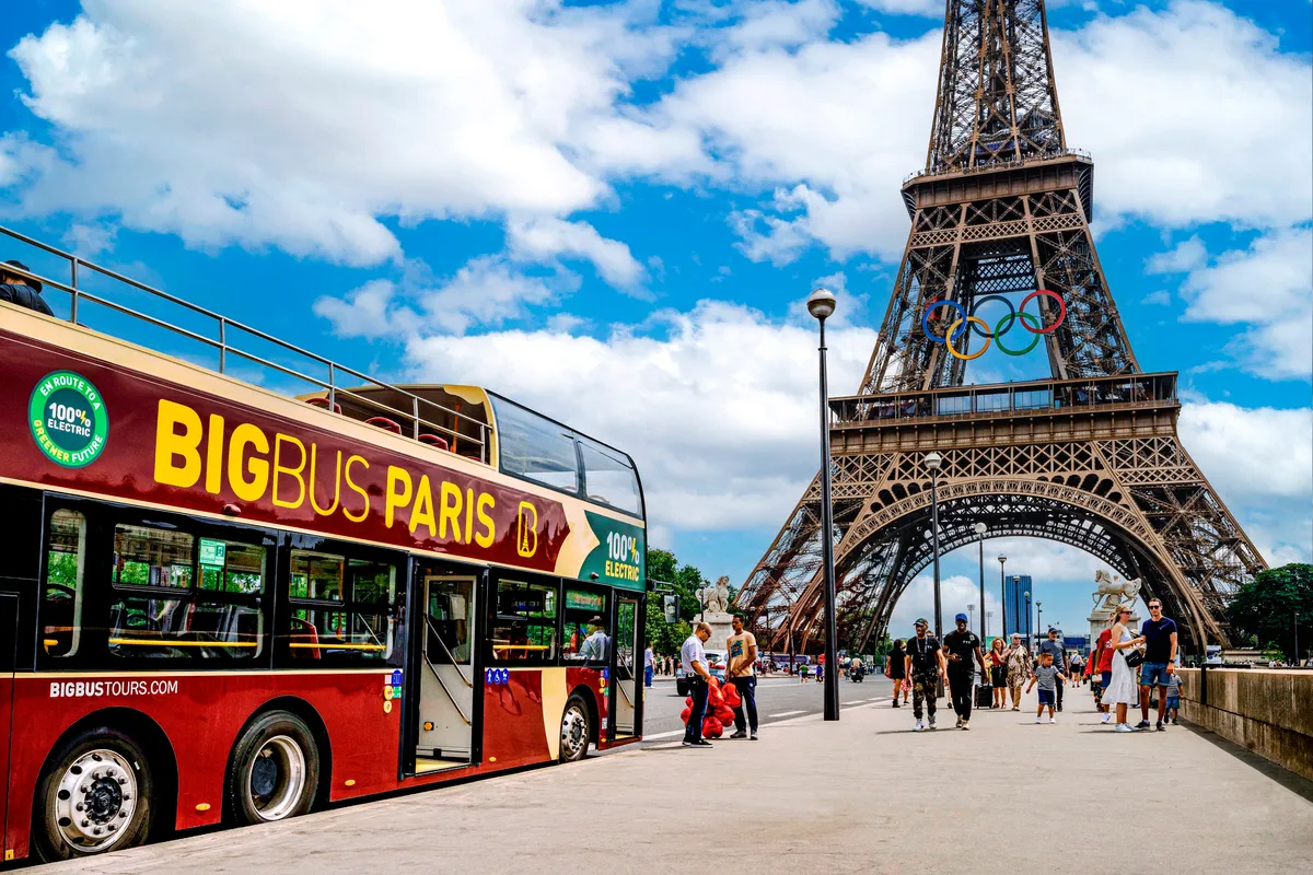 ¡Descubra el tour de París, con autobuses 100% eléctricos, mostrando el compromiso con un futuro más ecológico!