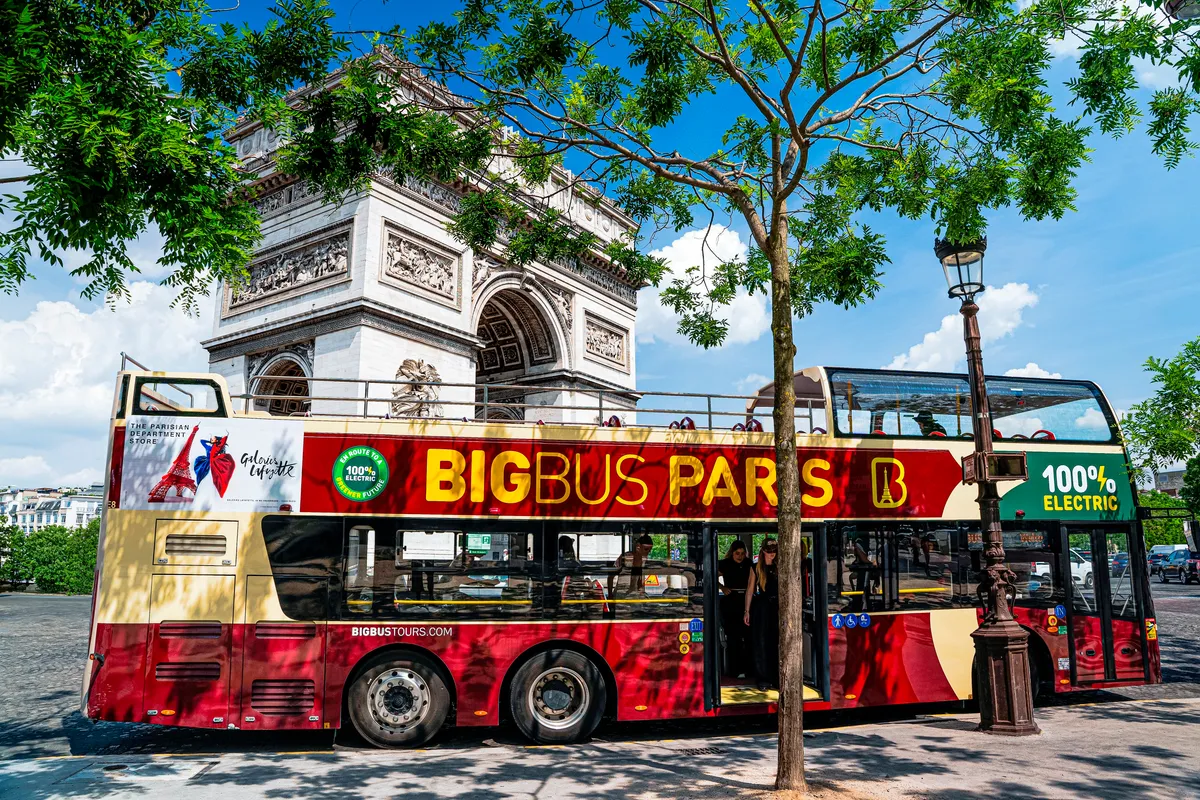 ¡Viaje con estilo y vea el Arco del Triunfo desde el mejor asiento de la ciudad!