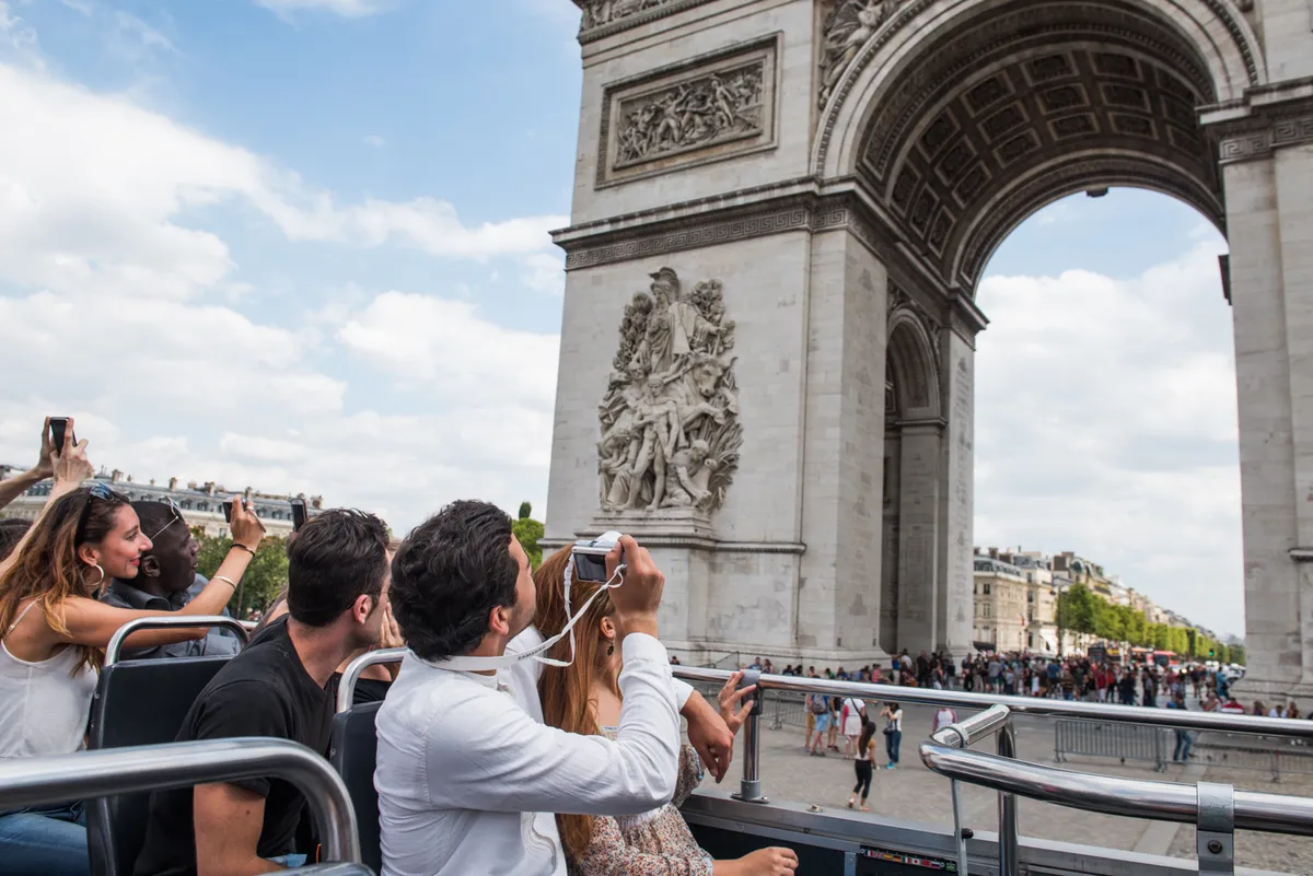 Explore París en un tour Big Bus Hop-on Hop-off con entrada prioritaria al Arco del Triunfo
