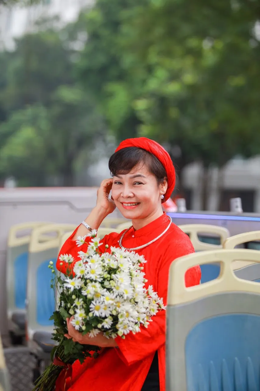 You can also preserve your best memories by donning a traditional Ao Dai, an iconic symbol of Vietnam, amidst the scenic daisies.