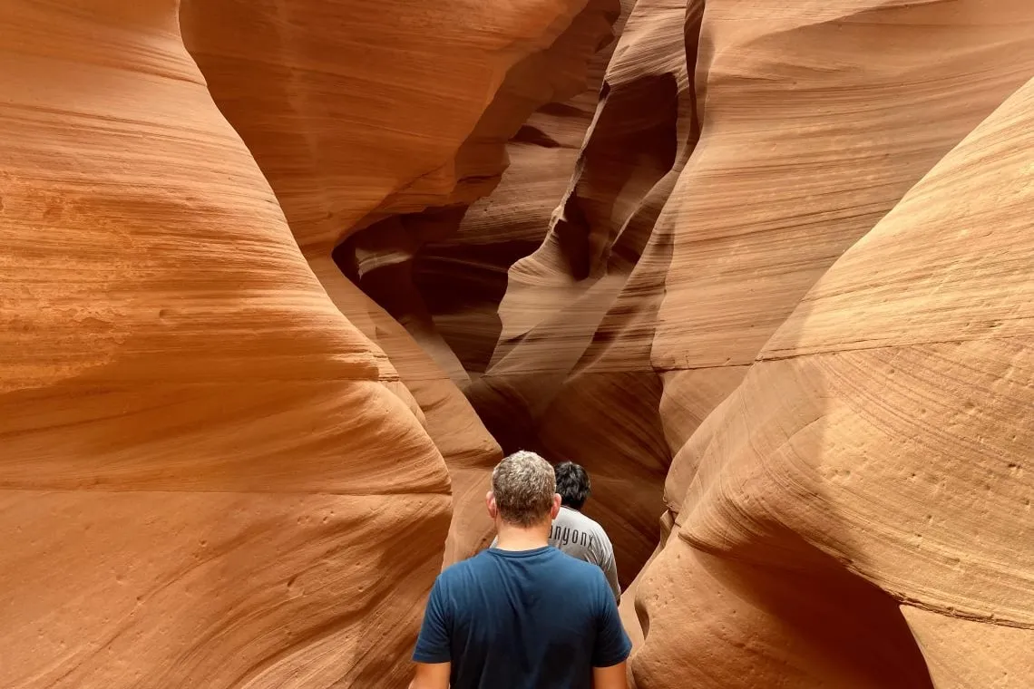Com arenitos à direita e à esquerda, sinta o Antelope Canyon sob as pontas dos seus dedos