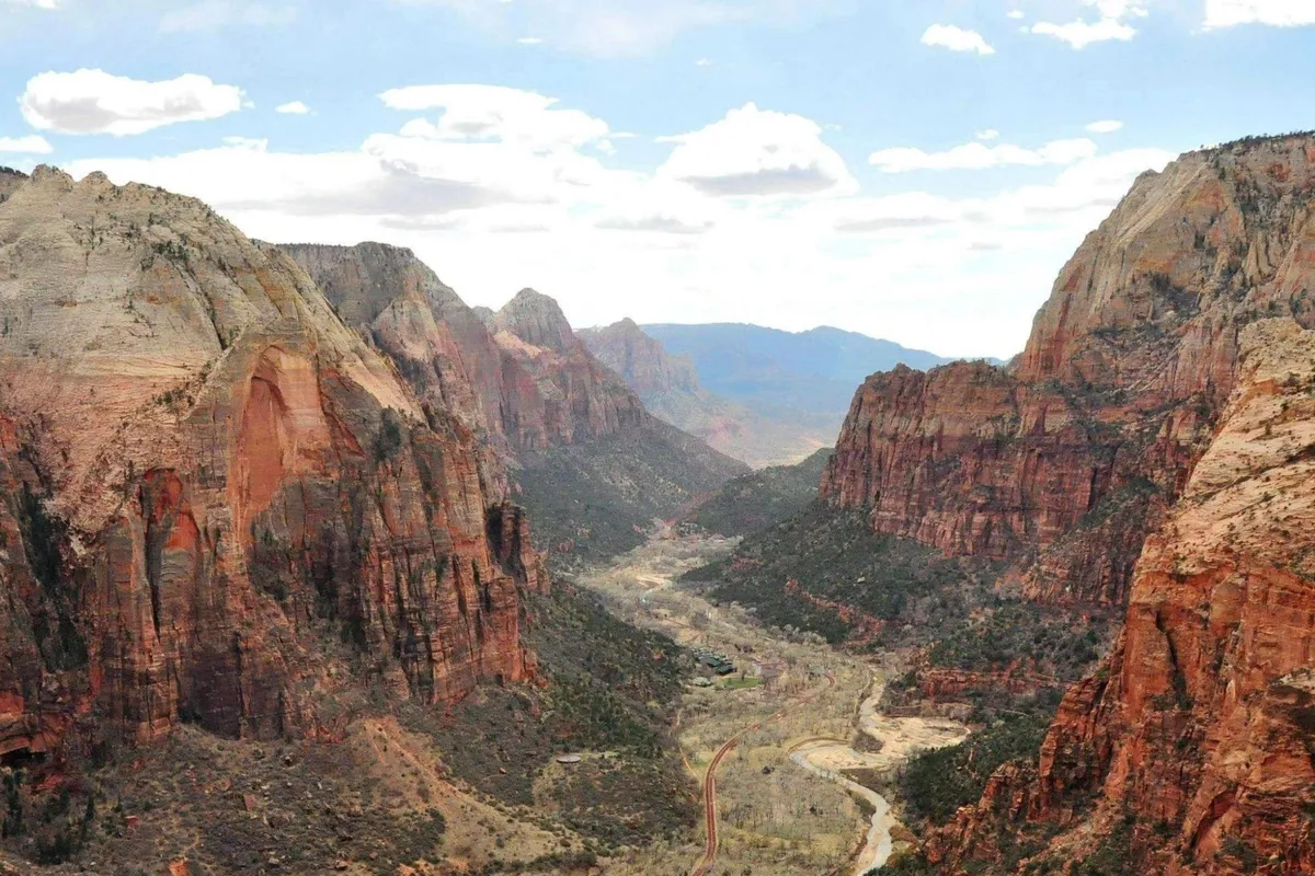 Viaje pelos vales de falésias de arenito de cerca de 600 metros de altura no Parque Nacional de Zion