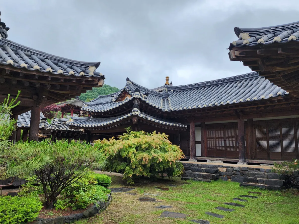 綿密な考証を通じて、三国時代から朝鮮時代までの街並みや家屋を再現しています。