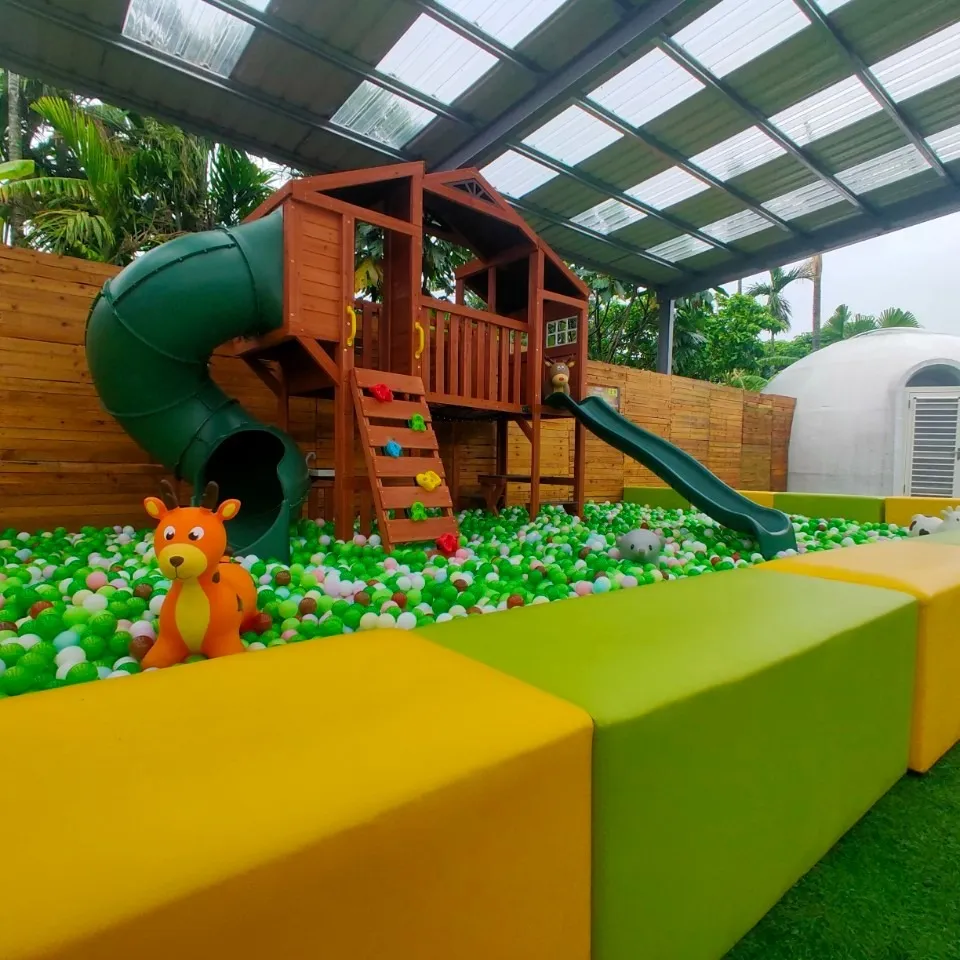 El parque está lleno de instalaciones para familias, perfecto para que todos se diviertan juntos.