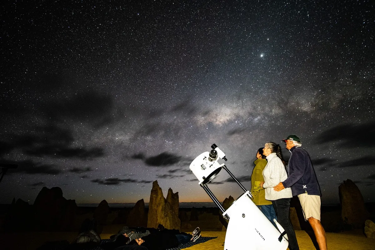 Testemunhe as impressionantes formações naturais de calcário que se erguem dramaticamente da paisagem do deserto