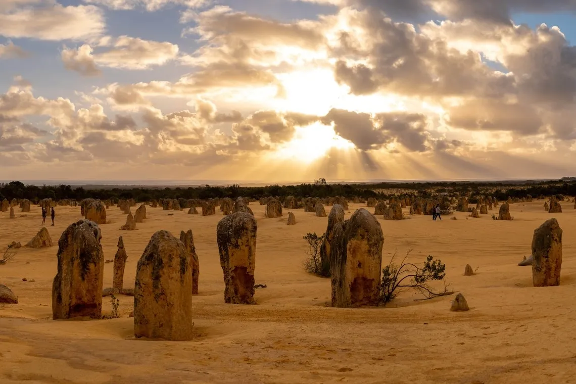 Visite o Parque Nacional Nambung e seu centro de visitantes informativo para aprofundar-se nos mistérios de Pinnacles