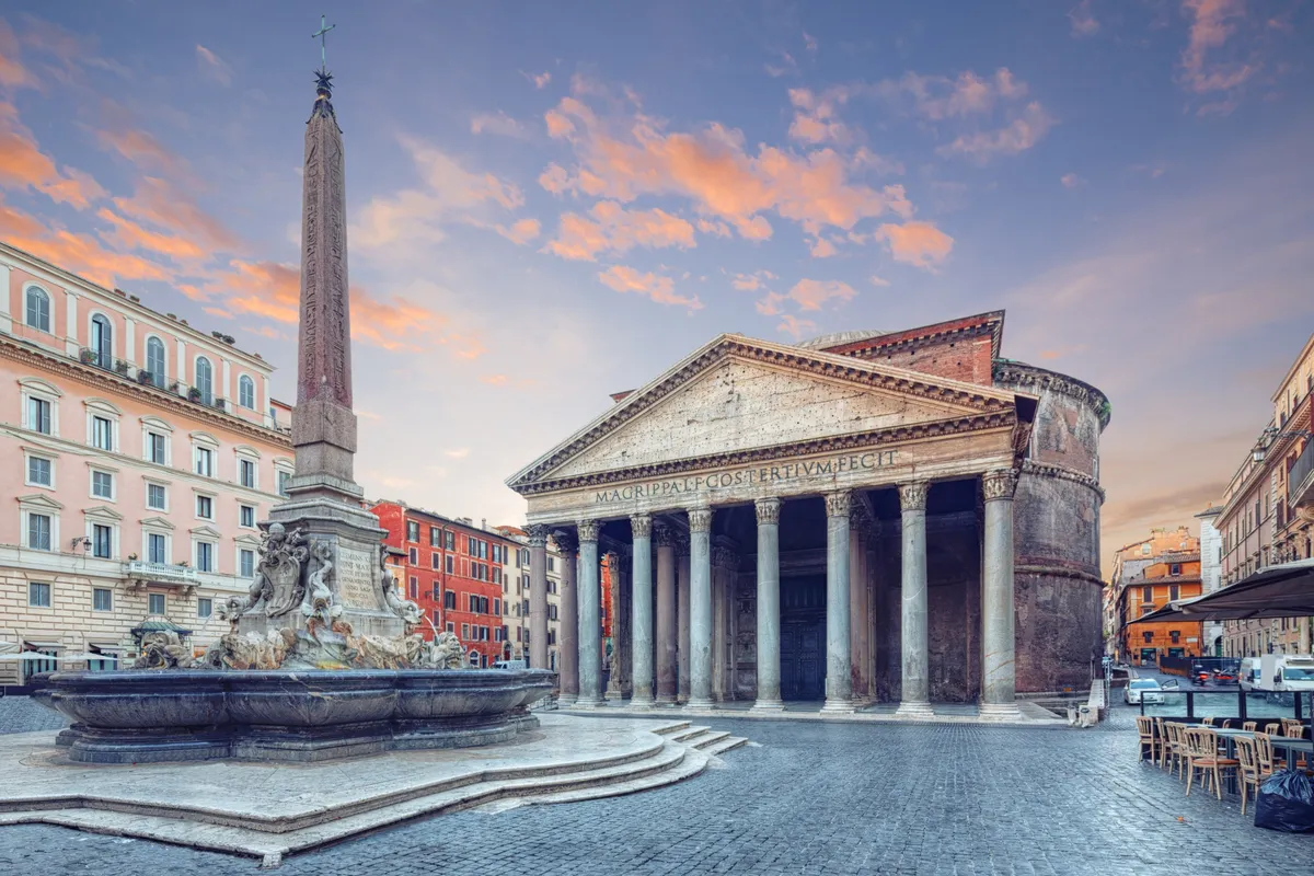 La Fontana del Pantheon es una fuente sencilla pero elegante que cuenta con una pileta con una columna central tipo obelisco