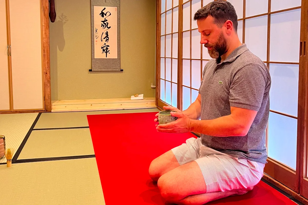 La magie du fouet à Osaka : mon immersion spontanée dans l'art du matcha