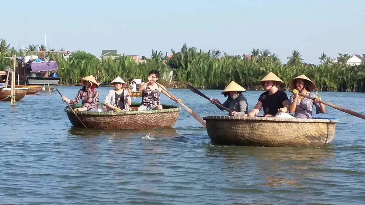 Découvrez une forêt remplie de cocotiers en pagayant dans votre propre bateau fabriqué en bambou