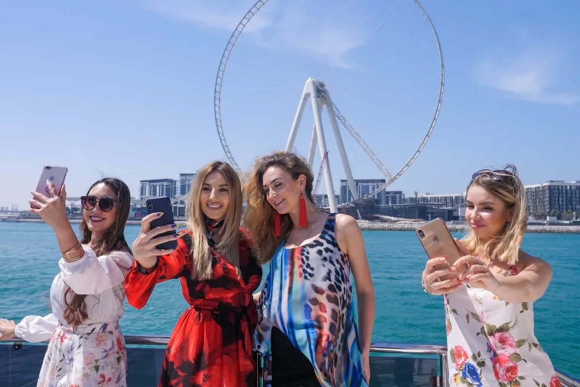 Visit tourist attractions in Dubai and take pictures for a token of memory 