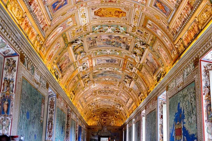 Experimente os interiores serenos e inspiradores dos museus do Vaticano, repletos de maravilhas artísticas e históricas