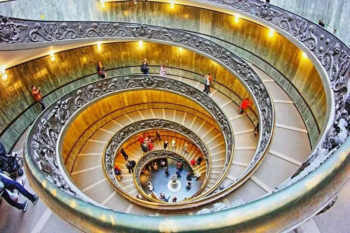 Maravilhe-se com a intrincada escadaria em caracol dos Museus do Vaticano, uma obra-prima do design arquitetônico