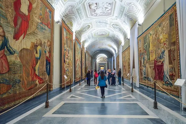 Passeie pelos grandes salões dos Museus do Vaticano, adornados com obras de arte inestimáveis