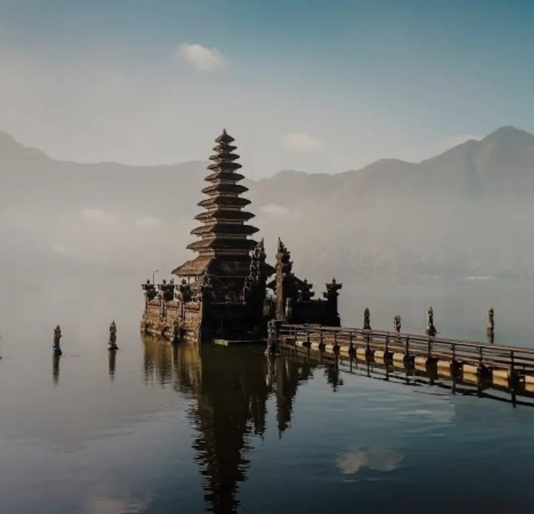 Visit an instagrammable temple that float on the Lake Batur