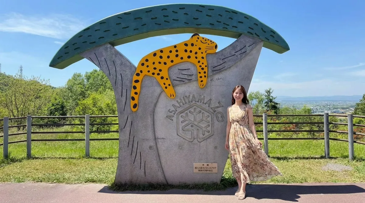 Eingerahmt von einer niedlichen Leopardenskulptur in der Sonne: ein sanfter Moment, eingefangen in Asahikawa.